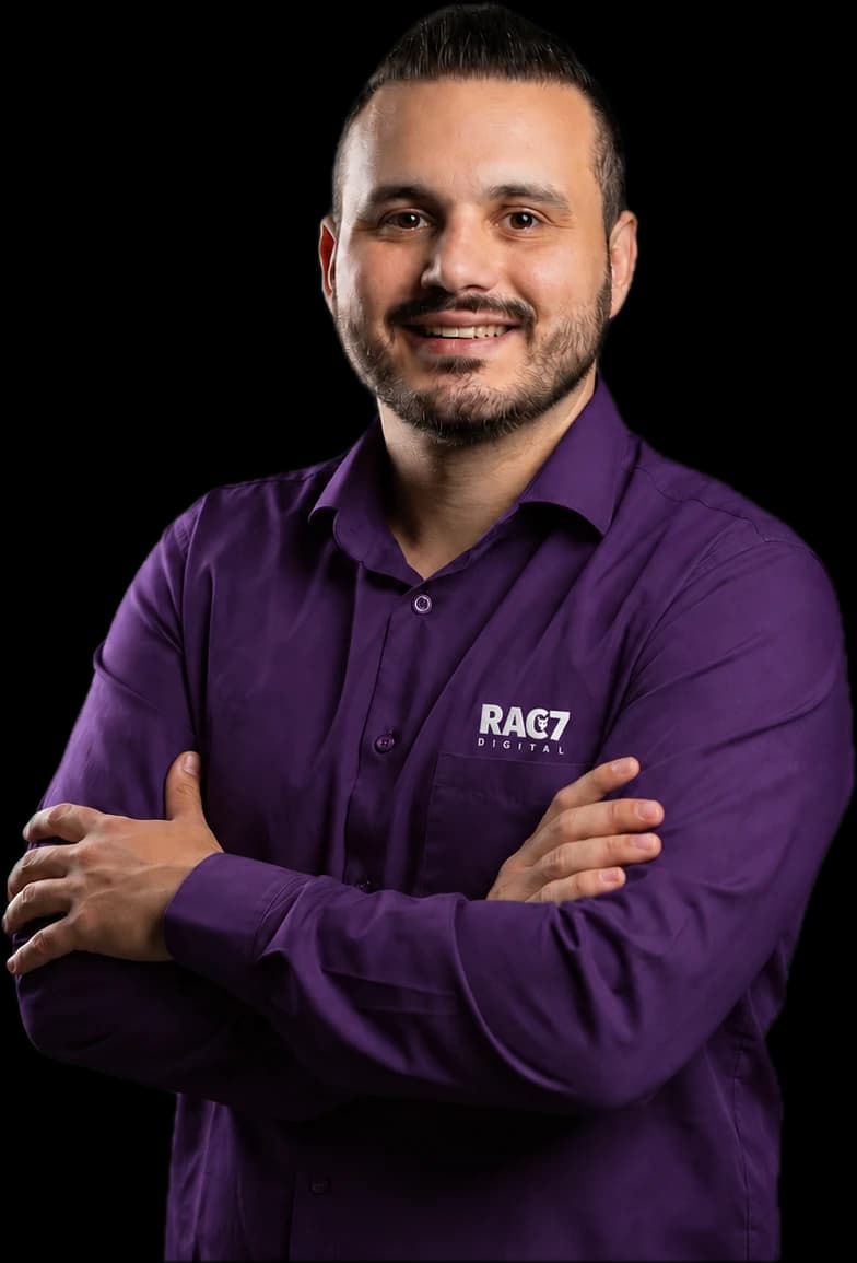 Rafael André, fundador da RAC7 Digital, de braços cruzados